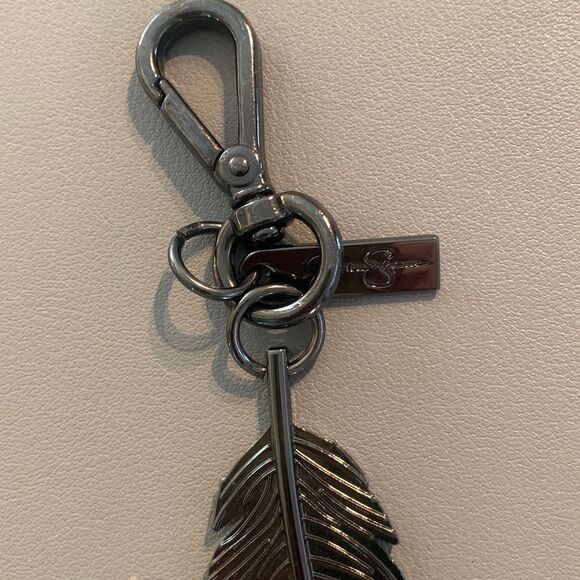 Metal Feather Keychain - Picture 3 of 5